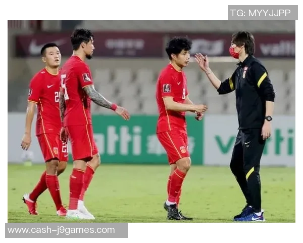 足球解说员韩的精彩瞬间与职业生涯回顾